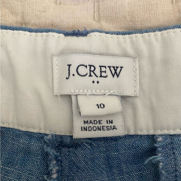J. Crew Factory Women's 5" Classic
Chambray Shorts Size 10
Medium blue - Picture 5 of 5